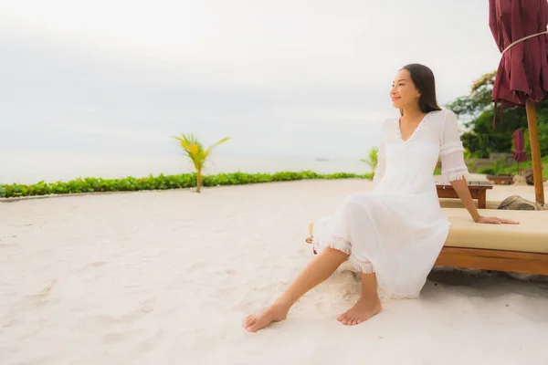 Porträt schöne asiatische Frau trägt Hut mit Lächeln fröhliche Freizeit — Stockfoto