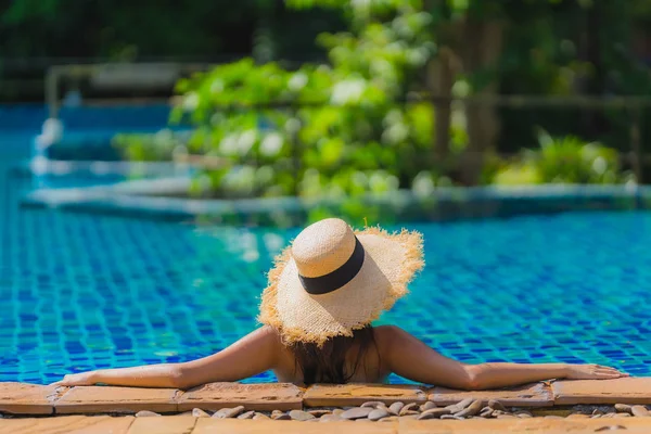 Retrato hermosa joven asiática mujer ocio relajarse sonrisa y hap — Foto de Stock