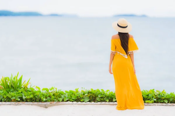 Retrato hermosa mujer asiática usar sombrero con sonrisa feliz ocio — Foto de Stock