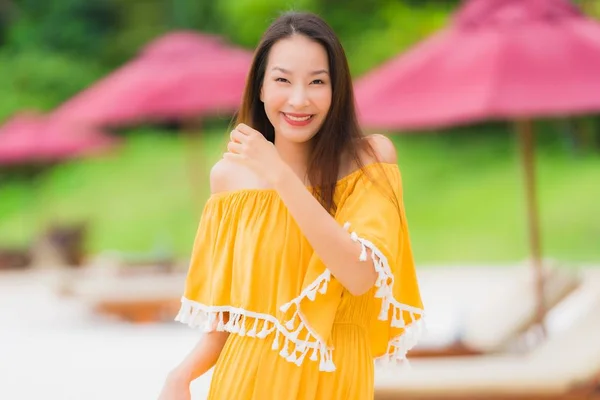 초상화 아름다운 아시아 여자 착용 모자 와 미소 행복 한 여가 — 스톡 사진