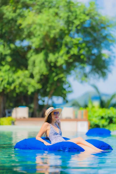 Retrato hermosa joven asiática mujer feliz sonrisa relajarse en swimmi — Foto de Stock