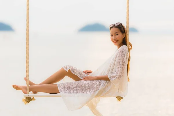 Portrét krásná mladá asijská žena, která seděla na houpačce — Stock fotografie