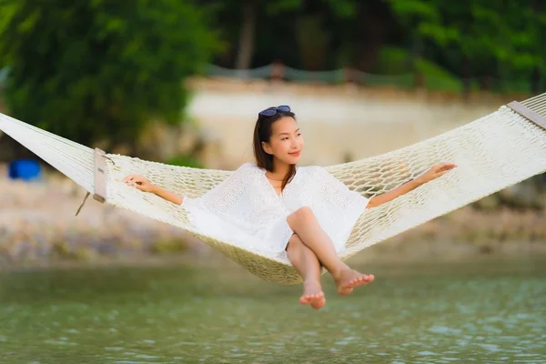 Retrato hermosa joven asiática mujer sentado en hamaca alrededor s — Foto de Stock