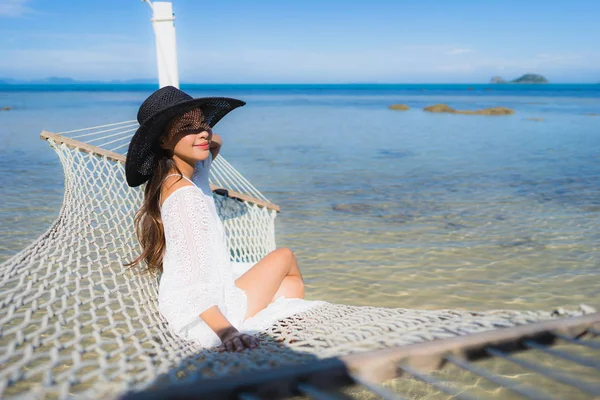 Portre güzel genç Asyalı kadın etrafında hamak üzerinde oturuyor s