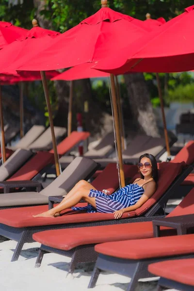 Portret jonge Aziatische vrouw glimlach gelukkig rond strand zee oceaan Wi — Stockfoto