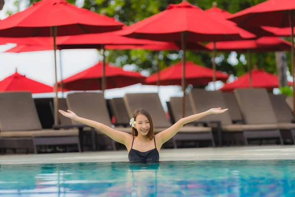 肖像画若いアジアの女性は、屋外の水泳の周りに幸せな笑顔をリラックス — ストック写真