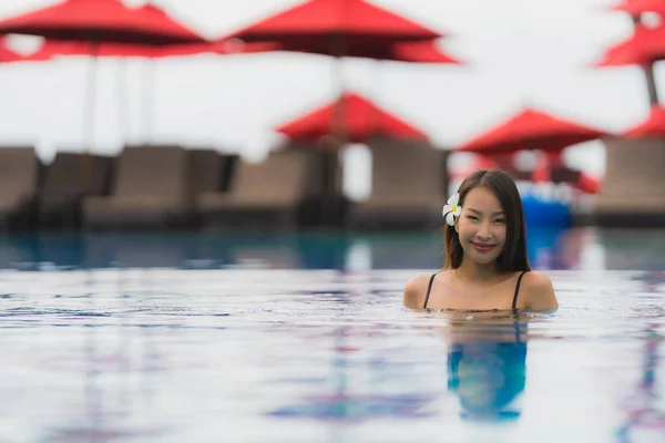 肖像画若いアジアの女性は、屋外の水泳の周りに幸せな笑顔をリラックス — ストック写真