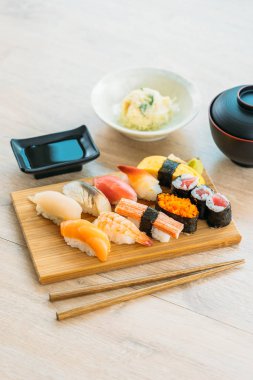 Somon balığı kabuk kabuklu karides ve diğer et suşi maki