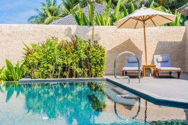 Şemsiye ve sandalye yakın deniz okyanus plaj wi yüzme havuzu etrafında