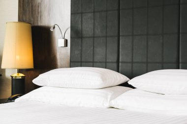 Güzel lüks rahat beyaz yastık ve battaniye yatakta zekâ