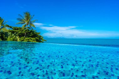 Deniz ile otel beldesinde güzel lüks açık yüzme havuzu 