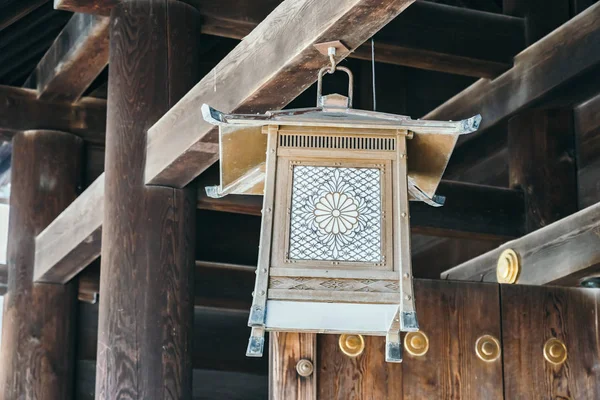 Decoração de lanterna vintage velha no Templo no Japão — Fotografia de Stock
