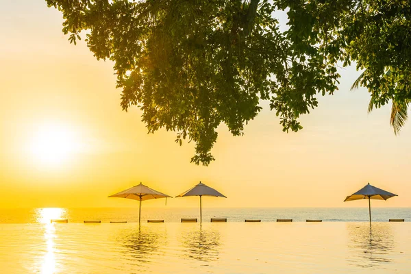 傘とデッキの美しい風景屋外スイミング プール — ストック写真