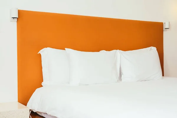 Gyönyörű kényelmes fehér párna és takaró a dekoráció ágy — Stock Fotó