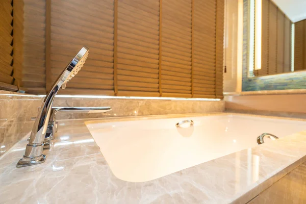 Красивый роскошный интерьер ванной комнаты — стоковое фото