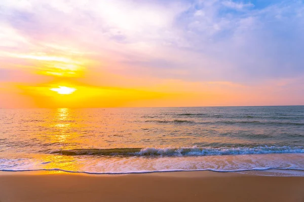 Gün batımında deniz ve tropikal plaj güzel açık manzara — Stok fotoğraf