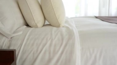 Oteldeki lüks mobilyalı yatak odasının görüntüleri.