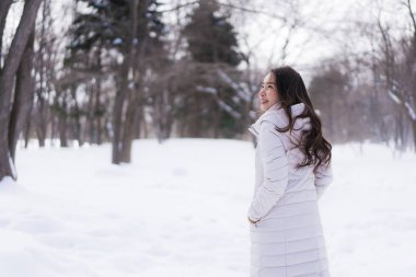 Kar kazanmak seyahat için mutlu gülümseyen güzel genç Asyalı kadın