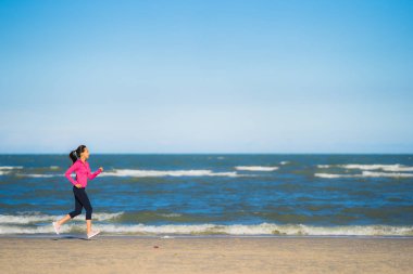 Portre güzel genç Asyalı kadın çalışan ve t üzerinde egzersiz