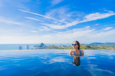 Asyalı genç gülümsemek güzel kadın portre mutlu dinlenmek