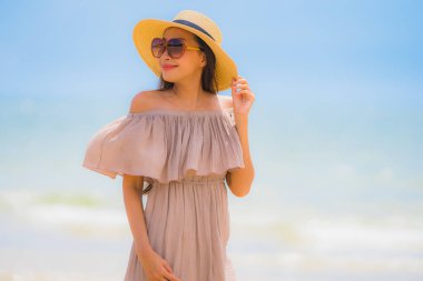 Portre güzel genç Asyalı kadın mutlu gülümseme Relax tr