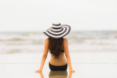 Portre güzel genç Asyalı kadın plaj se üzerinde bikini giymek