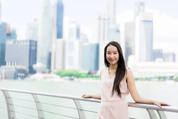 Beautiful asian woman smile and happy to travel in singapore cit — Stock Photo, Image