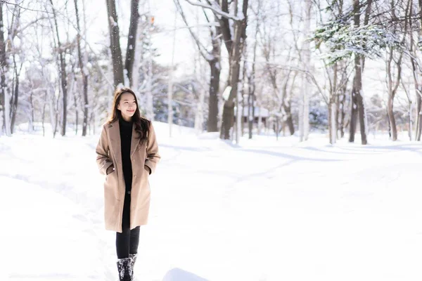 Portrait Young Beautiful asian woman smile happy travel and enjo — Stock Photo, Image