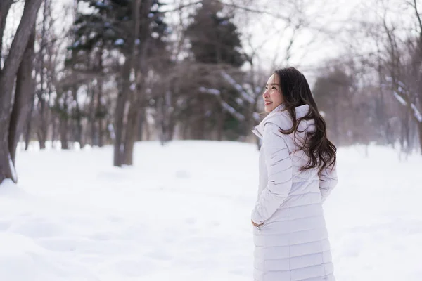 Bela jovem ásia mulher sorrindo feliz para viagem no neve ganhar — Fotografia de Stock