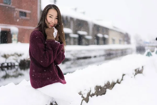 Beautiful young asian woman smile and happy with travel trip in — Stock Photo, Image