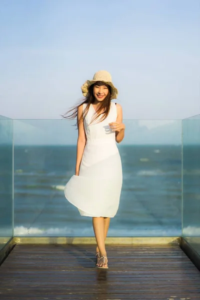 Retrato hermosa joven asiática mujer feliz y sonrisa en la playa — Foto de Stock