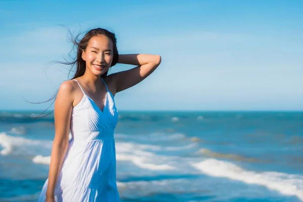 Retrato bonito jovem asiático mulher feliz sorriso relaxar ao redor ne — Fotografia de Stock