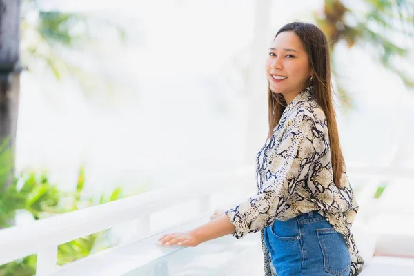 초상화 아름 다운 젊은 아시아 여성 행복과 미소와 함께 여행 — 스톡 사진