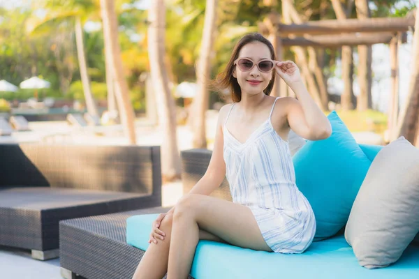 Retrato hermosa joven asiática mujer feliz sonrisa relajarse alrededor ne —  Fotos de Stock