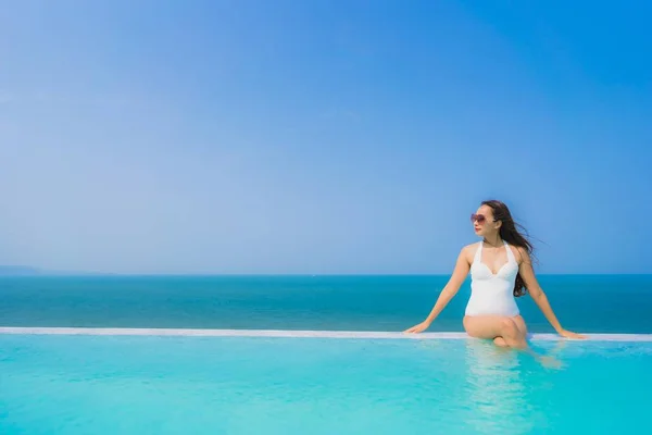 Retrato bonito jovem asiático mulher feliz sorriso relaxar em swimmi — Fotografia de Stock