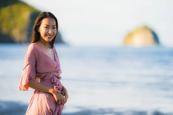 Portrait young beautiful asian woman walk smile and happy on the — Stock Photo, Image