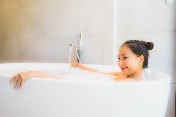 Retrato joven hermosa mujer asiática tomar un baño en bañera —  Fotos de Stock