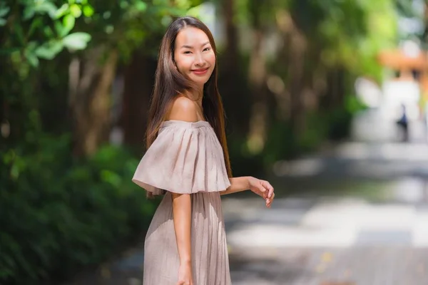 肖像画美しい若いアジアの女性は幸せ笑顔 — ストック写真