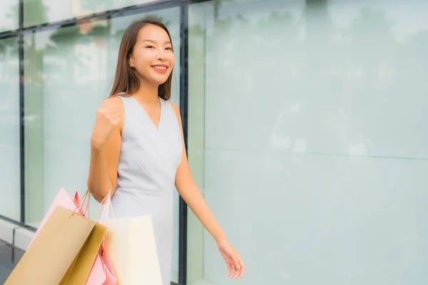 초상화 아름다운 젊은 아시아 여자 행복하고 shoppi와 미소 — 스톡 사진