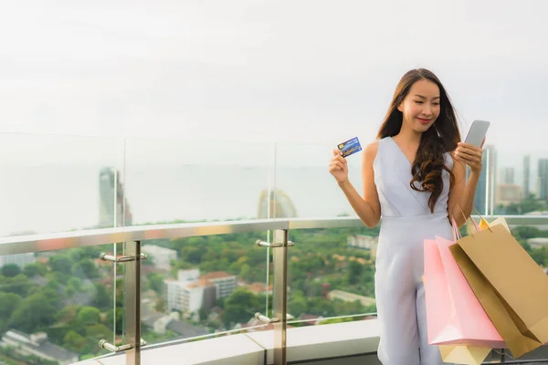 Retrato hermosa joven asiática mujer feliz y sonrisa con crédito — Foto de Stock