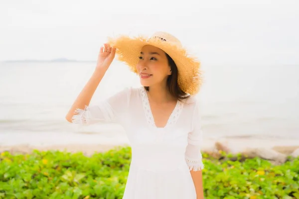 Portrét krásné asijské ženy nosí klobouk s úsměvem šťastným. — Stock fotografie