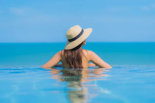 Retrato bonito jovem asiático mulher feliz sorriso relaxar em swimmi — Fotografia de Stock