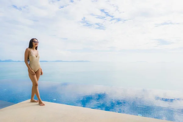 초상화 젊은 아시아 여자 휴식 미소 행복 주위에 수영 poo — 스톡 사진