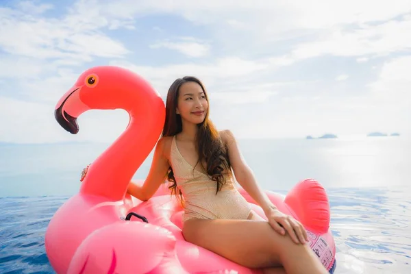 초상화 젊은 아시아 여자 에 팽창식 플로트 플라밍고 주위에 o — 스톡 사진