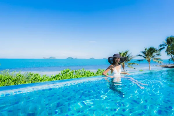 Portre güzel genç Asyalı kadın lüks açık SWI rahatlayın