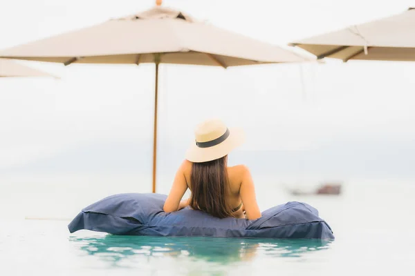 Portret mooie jonge Aziatische vrouw ontspannen in luxe outdoor swi — Stockfoto