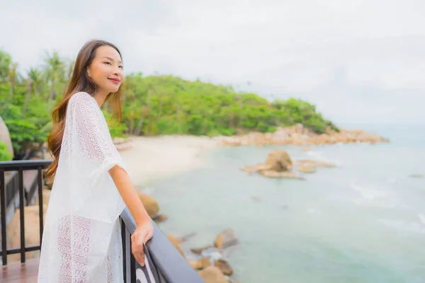 Porträt schöne junge asiatische Frau suchen Meer Strand Ozean für — Stockfoto