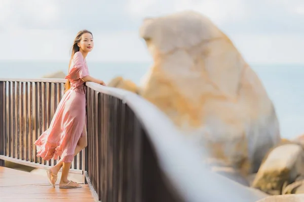 Portré gyönyörű fiatal ázsiai nő keres tengeri strand óceán — Stock Fotó