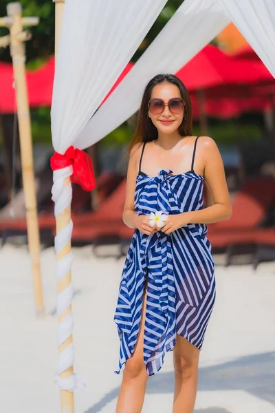 Portret jonge Aziatische vrouw glimlach gelukkig rond strand zee oceaan Wi — Stockfoto