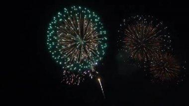 Gece gökyüzünde patlayan havai fişeklerin yakın çekim görüntüleri.